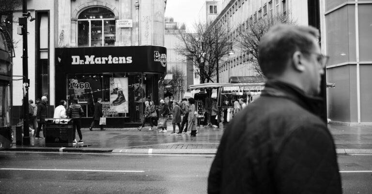 découvrez l'univers emblématique des dr. martens, avec ses boots et chaussures au style inimitable. alliant confort et durabilité, chaque paire incarne une attitude rebelle et un savoir-faire artisanal. trouvez votre paire idéale pour exprimer votre personnalité.