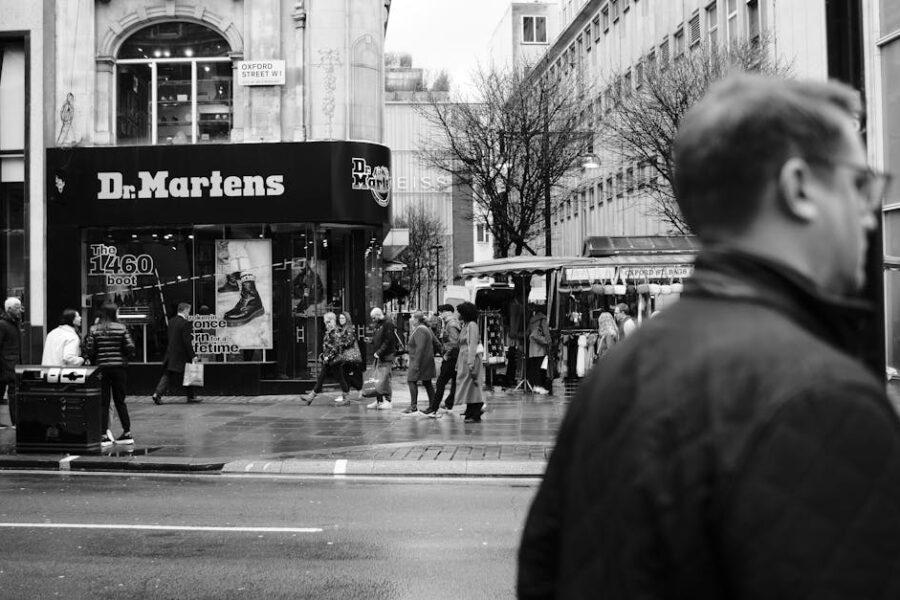 découvrez l'univers emblématique des dr. martens, avec ses boots et chaussures au style inimitable. alliant confort et durabilité, chaque paire incarne une attitude rebelle et un savoir-faire artisanal. trouvez votre paire idéale pour exprimer votre personnalité.
