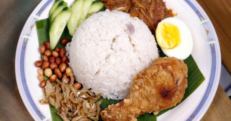 découvrez la recette traditionnelle du nasi goreng, un plat indonésien savoureux à base de riz sauté, de légumes croquants et de délicieuses épices. parfait pour un repas réconfortant et rapide à préparer, le nasi goreng ravira vos papilles avec ses saveurs exotiques.