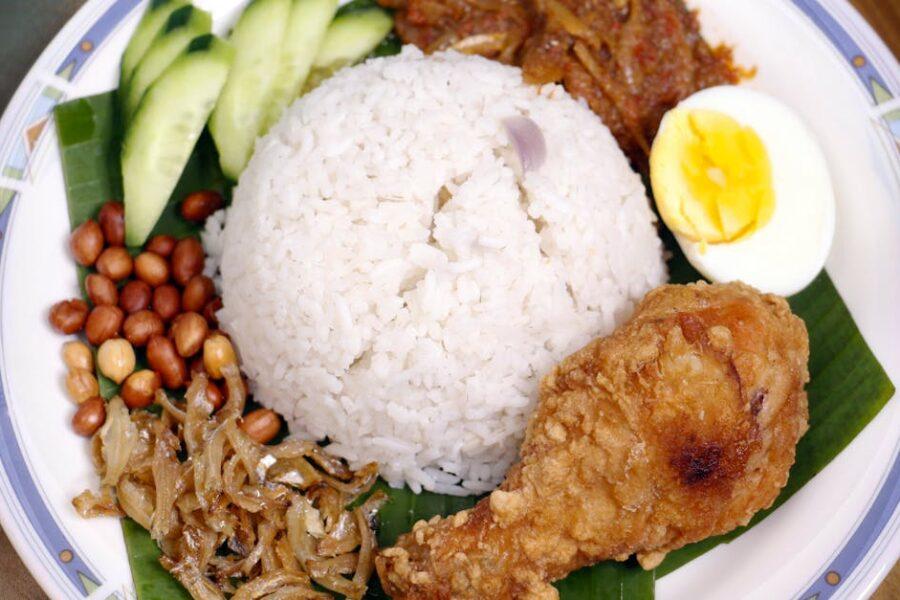 découvrez la recette traditionnelle du nasi goreng, un plat indonésien savoureux à base de riz sauté, de légumes croquants et de délicieuses épices. parfait pour un repas réconfortant et rapide à préparer, le nasi goreng ravira vos papilles avec ses saveurs exotiques.