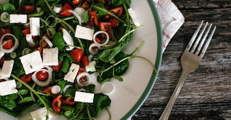 découvrez les bienfaits nutritionnels des épinards, un super-aliment riche en vitamines et minéraux. apprenez à les cuisiner de manière savoureuse et à les intégrer facilement dans votre alimentation quotidienne.