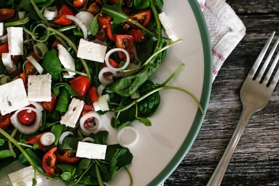 découvrez les bienfaits nutritionnels des épinards, un super-aliment riche en vitamines et minéraux. apprenez à les cuisiner de manière savoureuse et à les intégrer facilement dans votre alimentation quotidienne.
